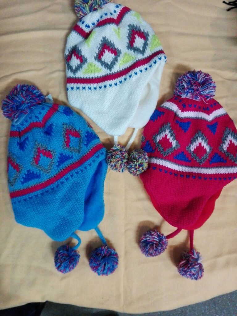 Плетена шапка за малки деца с помпони
