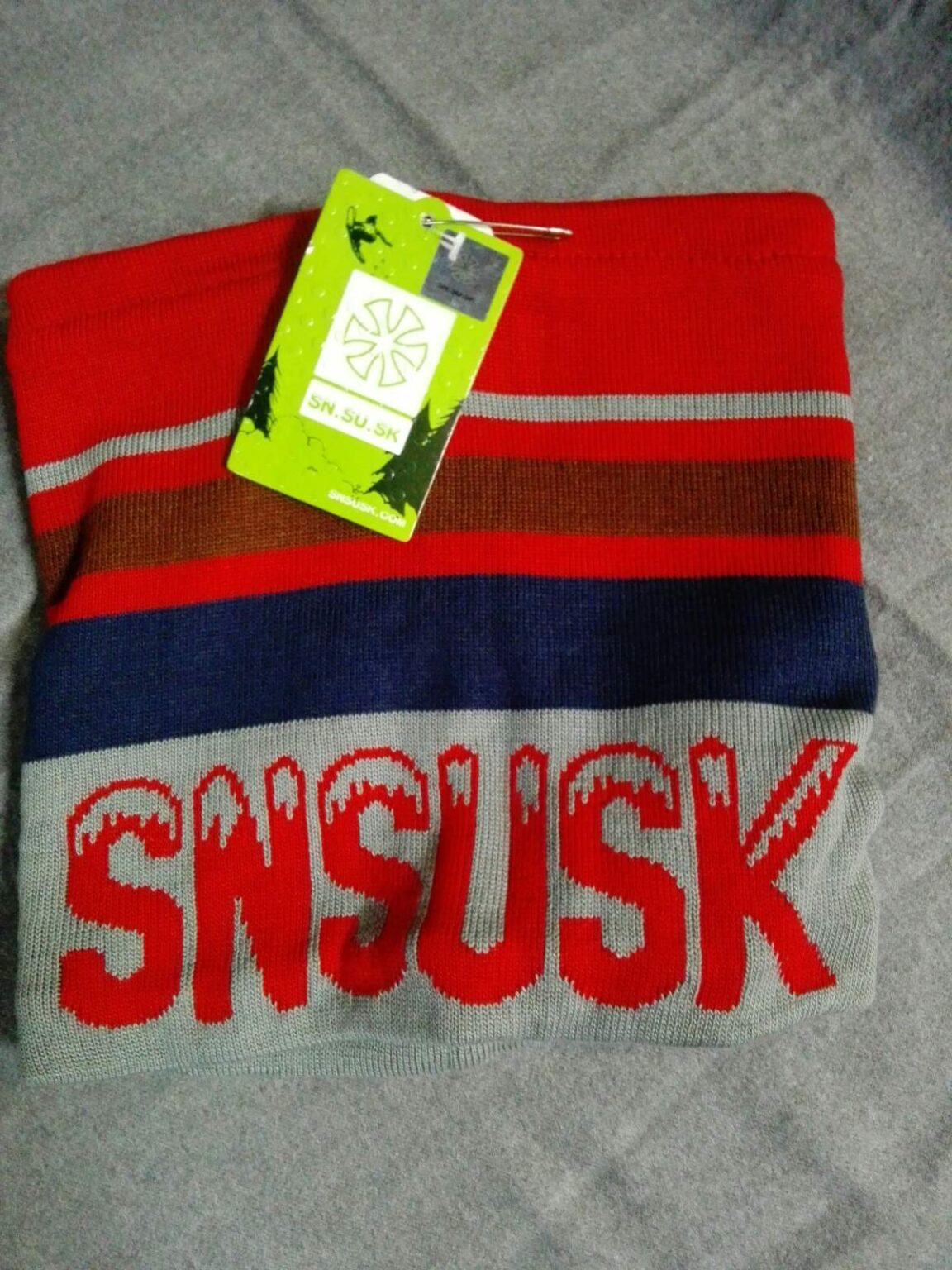 Плетен шал-шапка с надписи SN.SU.SK