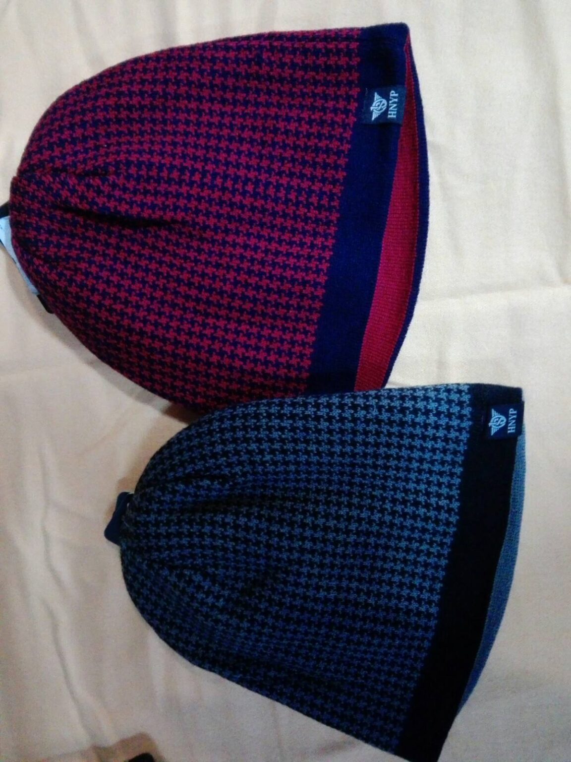 Плетена шапка с пепитена шарка HNYP