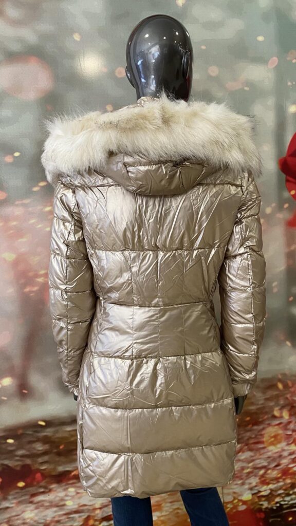 Елегантно зимно лъскаво яке с качулка - 0